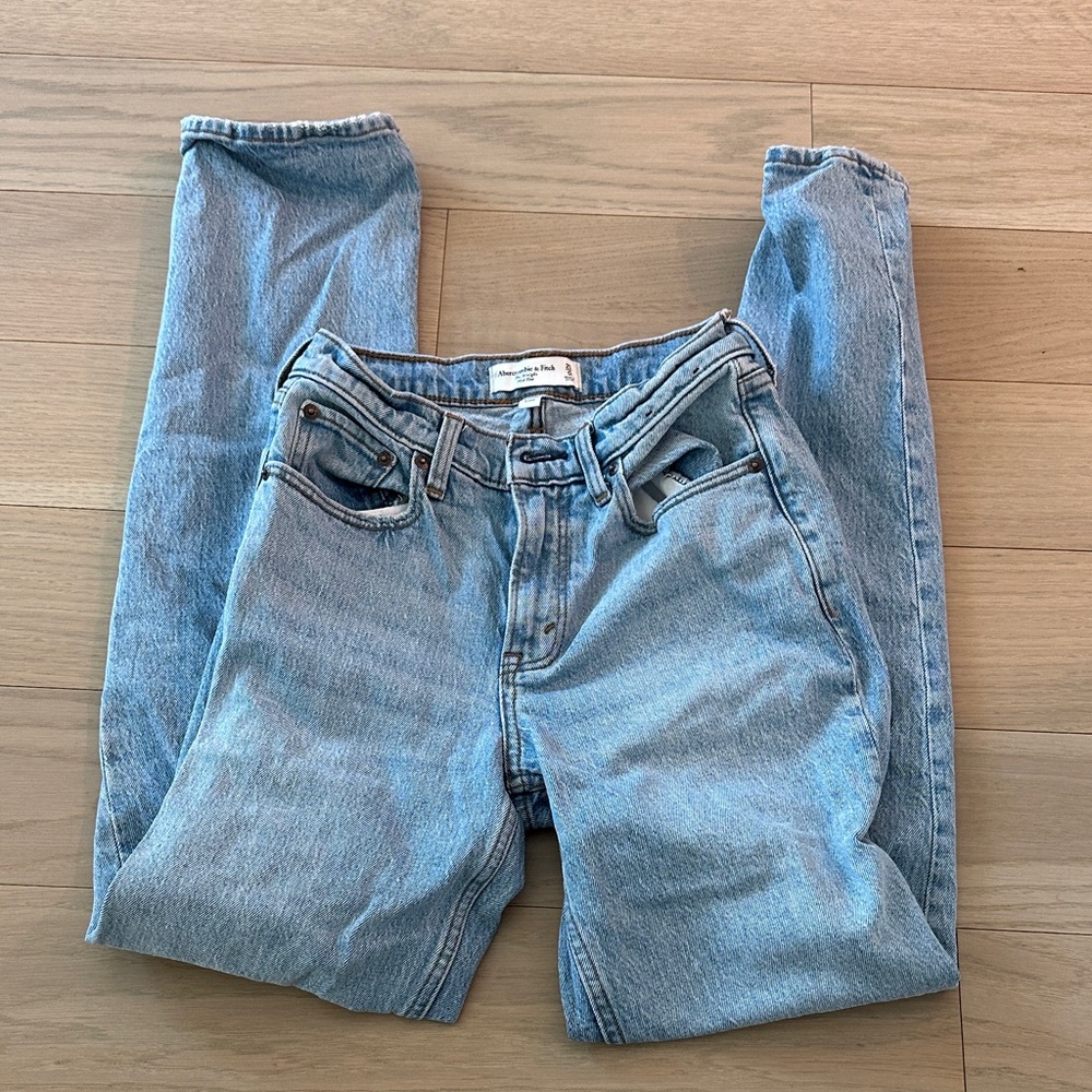 Abercrombie and Fitch Curve Love mid rise 90s straight Jean 25L